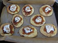 ... apples with cinnamon, cream curd with raisins...