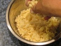 Using the fingers we make the mixture and we...