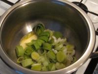 Clean the leeks, wash and cut into wheels. Put it...