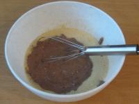 Mix the contents of the mixer with the eggs....