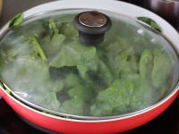 Add spinach leaves and cover with a lid....