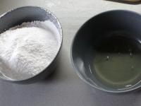 Sift the sugar. Add it step by step in one egg...