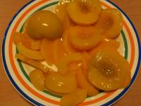 Cut the peaches into slices....