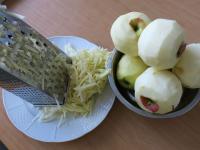 Peel the apples and grate them coarsely....