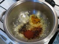 Sprinkle the spices on the onion, mix quickly......