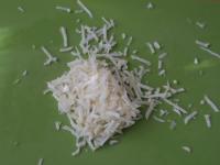 Clean the celery, wash it and grate it roughly....