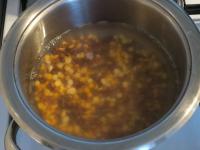 Wash the legumes and leave them soaked in water...