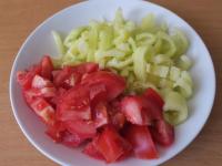 Cut the washed tomatoes and clean washed paprika....