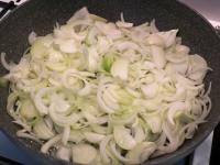 Clean the onion, cut it into parts and divide it....