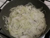 Clean the onion and cut it into thin wheels....