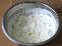 Whip the whipped cream, add stiffeners and sugar....