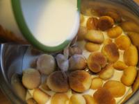 Heat the milk and pour over bobalky....