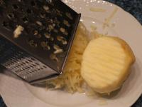 Peel the apples and grate them coarsely....