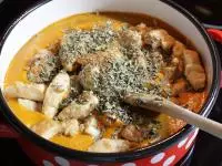 Pour the sauce into the pot, add herbs, cream,...
