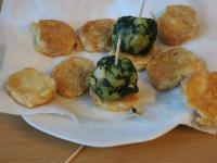 Put the spinach balls on the rolls and connect...