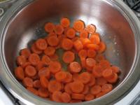Clean the carrots, wash and cut in thinner wheels....
