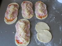 Spread with tomato puree, put 2 slices of ham and...