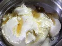 Prepare a cream by mixing mascarpone with honey...