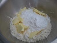 Put the flour into a bowl, add sugar, eggs, cocoa,...