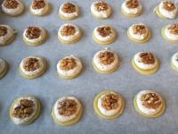 Put one teaspoon of walnut snow on the rings....