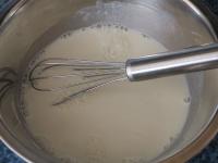 Mix the cream with the flour ......