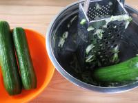 Wash the cucumbers and grate them roughly....