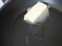 Melt the butter in a pan, ...
...