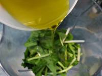 Put the ramsons in blender, add oil and mix...