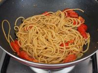Add from 90% cooked pasta with a little water in...
