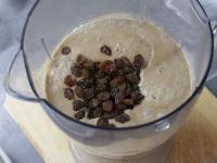 Add sliced plums and raisins. Mix roughly....