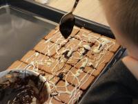 Melt the dark chocolate and sprinkle the dessert...