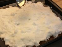 Spread the egg white snow evenly on the apple...