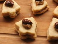 Garnish the bells with the rest of the cream and...