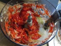 Cut the paprika and onion into thin slices....