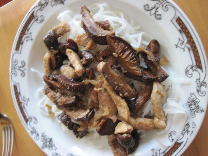 Rice noodles with pork and shiitake mushrooms • Recipe