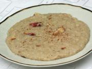 Oatmeal with apples and cinnamon 