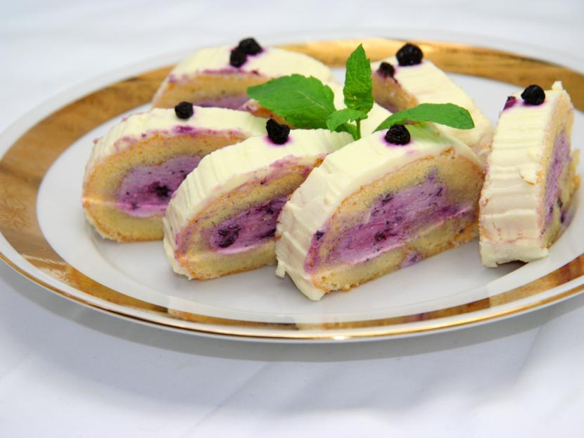 Blueberry cream cheese jelly roll • Recipe
