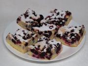 Sponge cake with black currants